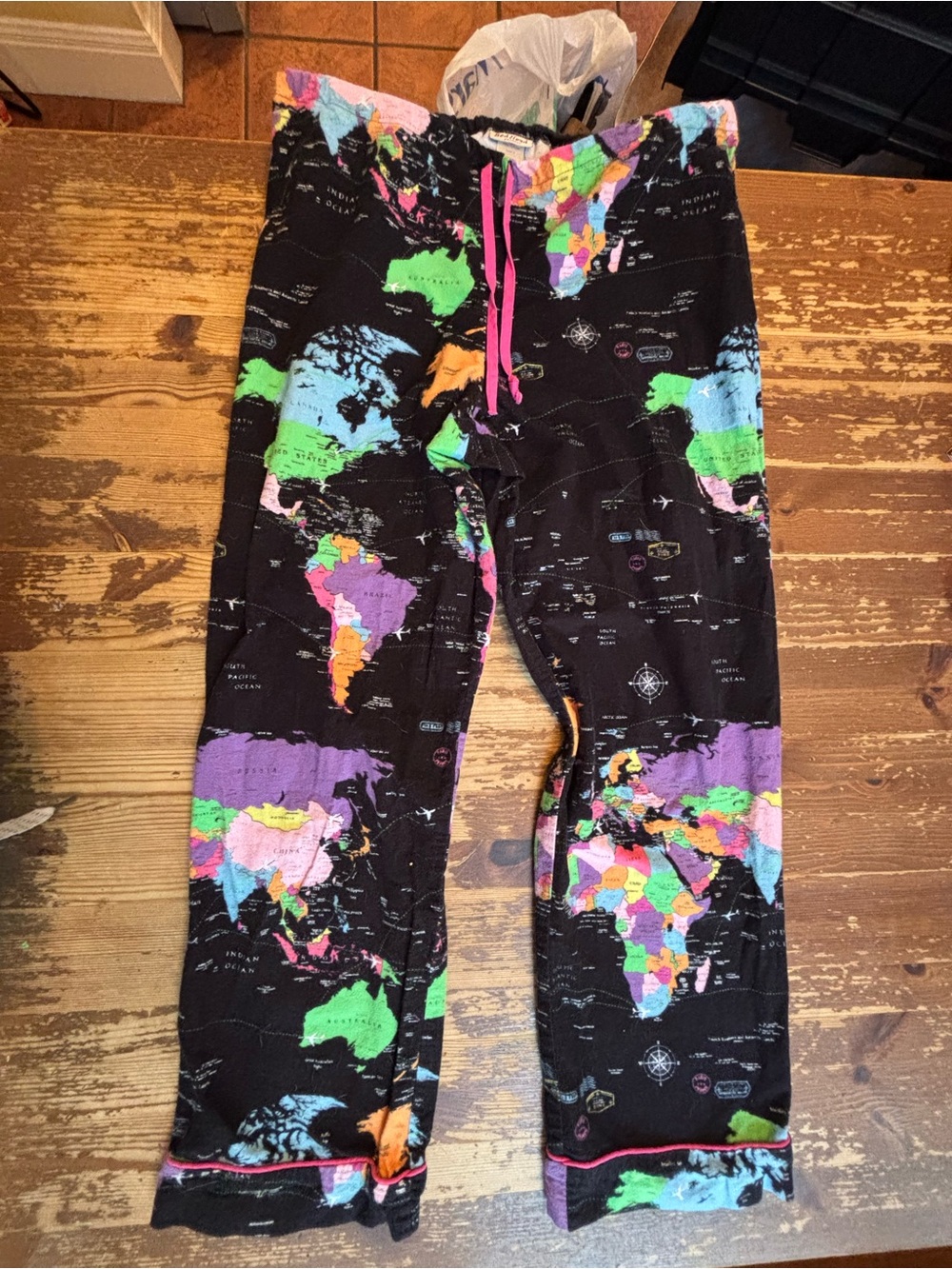 BedHead vintage Black World Map Pajama Set with Multicolor Print. Medium - Picture 12 of 16